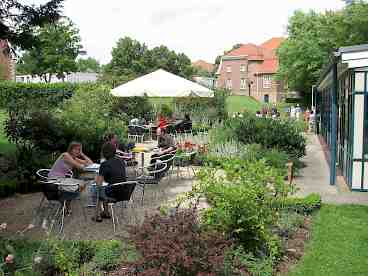 An die Cafeteria angrenzender Freisitz